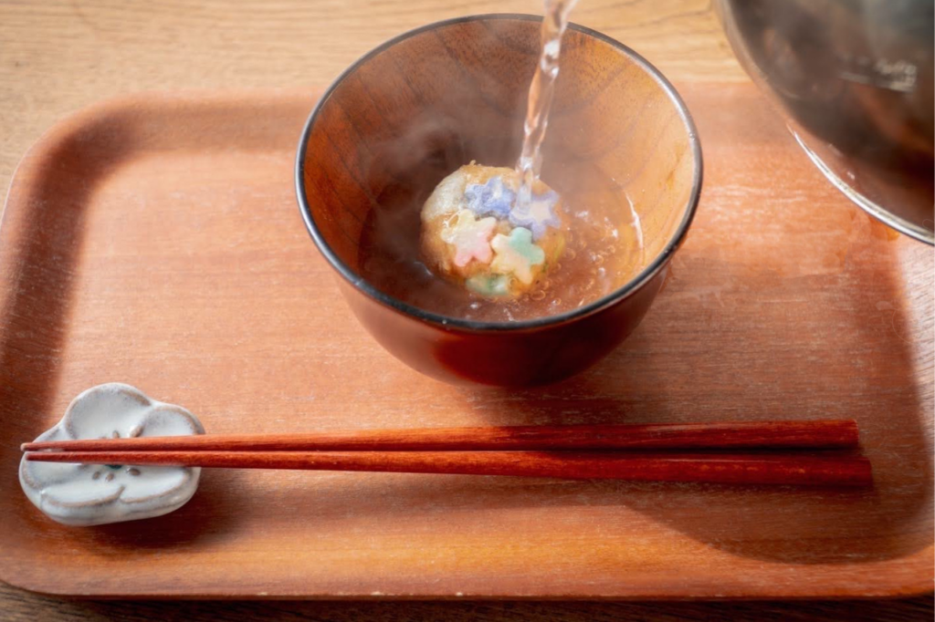 みそまるにお湯を注ぐところ